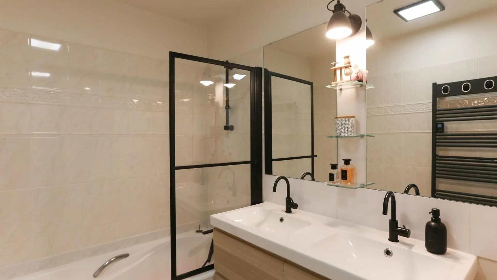 Lejlighed Family Apt Of 102 M2 In The Heart Of The 19Th Paris Frankrig